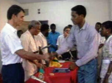 Cavaco Silva visita futura televisão de São Tomé e Príncipe