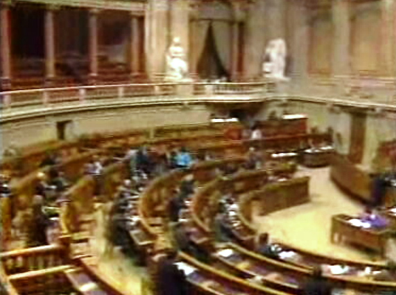 Grupos parlamentares questionam Governo