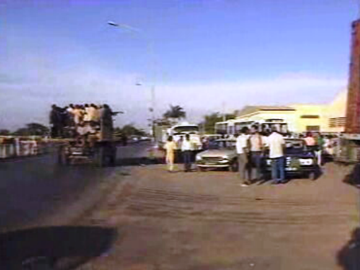 Veículos com ajuda humanitária em dificuldades