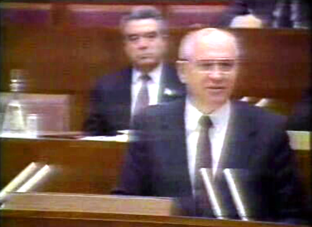 Mikhail Gorbachev concentra poderes