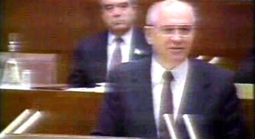 Mikhail Gorbachev concentra poderes