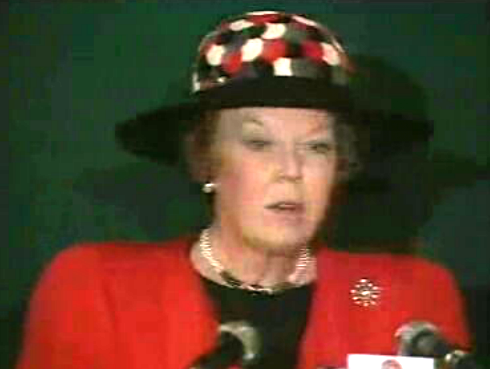 Rainha Beatriz da Holanda termina visita ao Norte