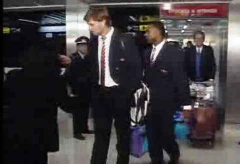 Futebol: chegada da equipa do Arsenal