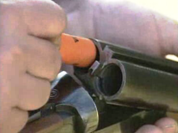 Criança armada com caçadeira