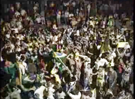 Brasileiros comemoram a vitória em Portugal