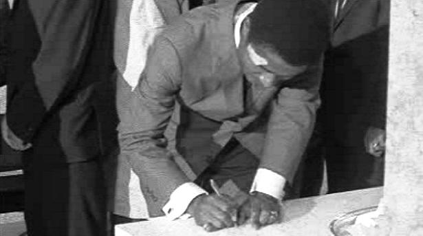 Eusébio e diversas personalidades visitam Salazar no Hospital da Cruz Vermelha