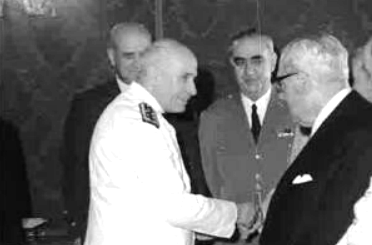 Américo Tomás recebe cumprimentos no 10 de Junho