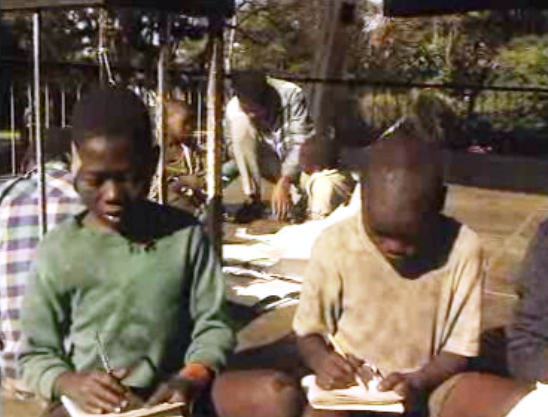 Crónica da Terra: escola na rua para crianças de Maputo