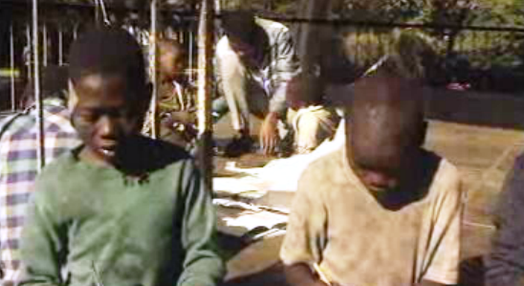 Crónica da Terra: escola na rua para crianças de Maputo