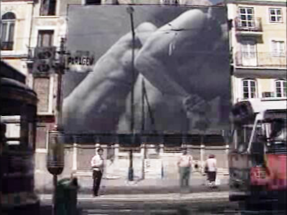 Fotografias gigantes em prédios degradados