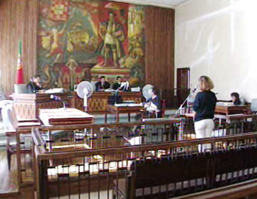 Julgamento de mulher acusada de espancar criança