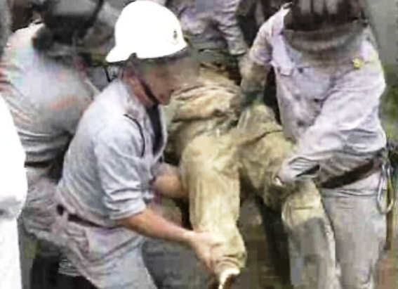 Prédio do Porto cai soterrando operários