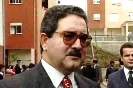 Entrega de casas a moradores de bairro degradado