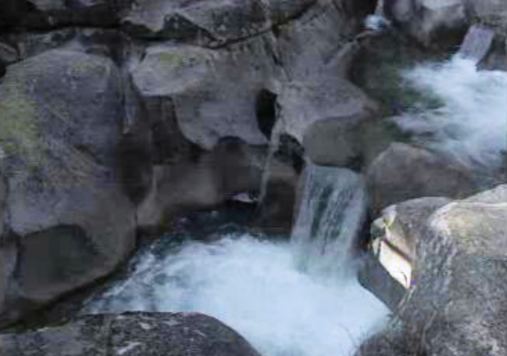 Jovens visitam o Parque Nacional da Peneda-Gerês