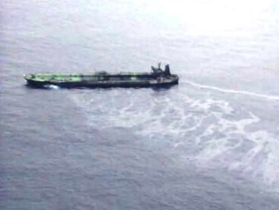 Petroleiro derrama crude