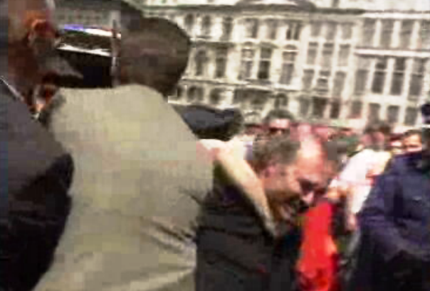 Bucqoy tenta decapitar busto do Rei da Bélgica