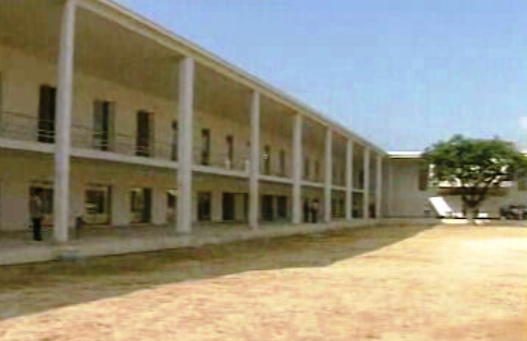 Cavaco Silva inaugura escola em Setúbal