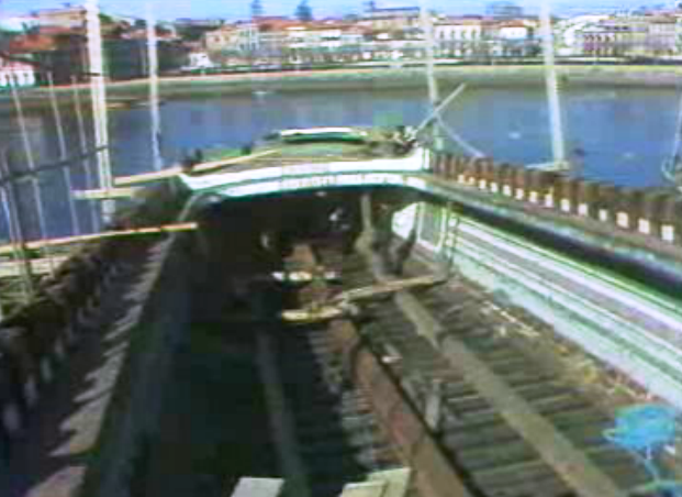 Batelão transformado em réplica da nau de Fernão de Magalhães