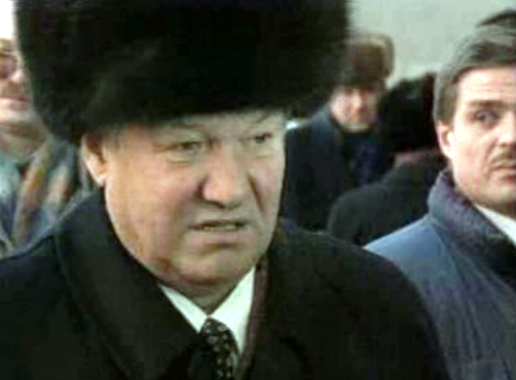 Yeltsin tenta recuperar popularidade