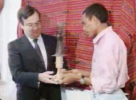 António Guterres com alunos de Timor