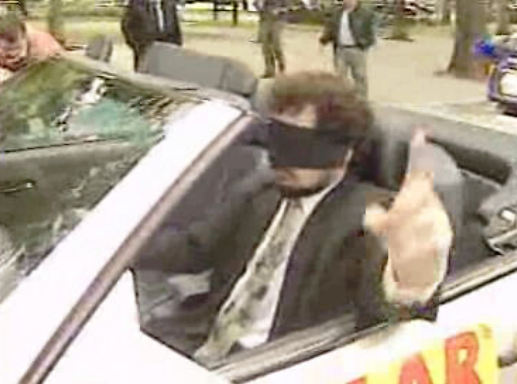 Ruben Oliveira conduz de olhos vendados.