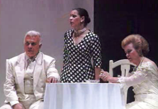 Peça de teatro “Os Pássaros de Asas Cortadas”