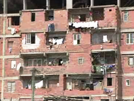 Carlos Carvalhas visita bairros degradados