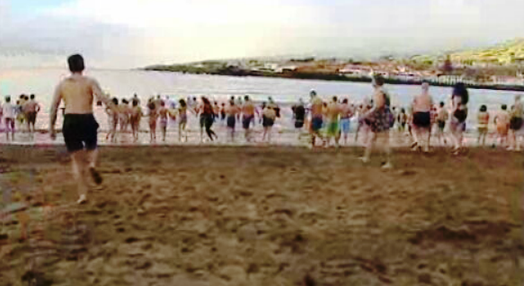 Primeiro banho do ano na praia do Porto Pim
