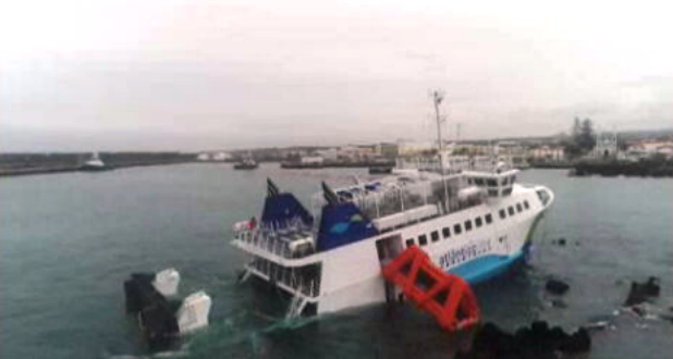 Navio “Mestre Simão” encalhado