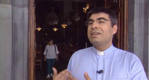 Padre Giselo afastado da igreja do Monte