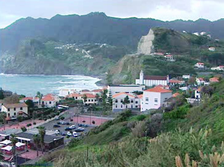 Pontes pedonais no Porto da Cruz