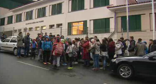 Manifestação de pais na escola de Curral das Freiras