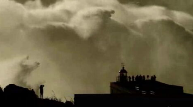 Surfista Hugo Vau na Nazaré