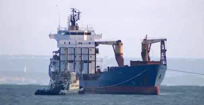 Navio encalhado na barra do Tejo