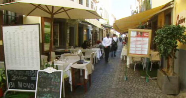 Entrada de cães em restaurantes