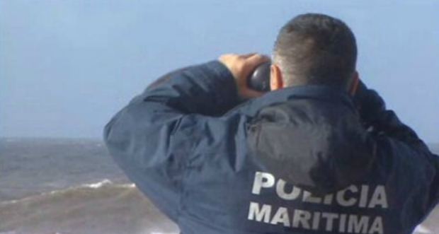 Operações de busca de homem arrastado por onda na Praia Formosa