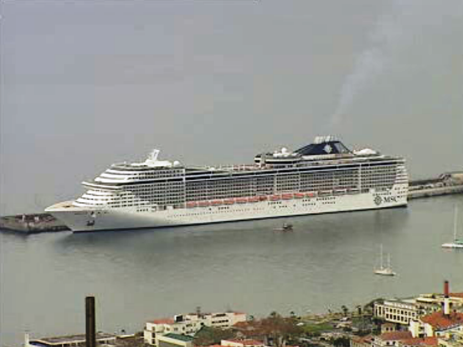 Movimento no porto do Funchal