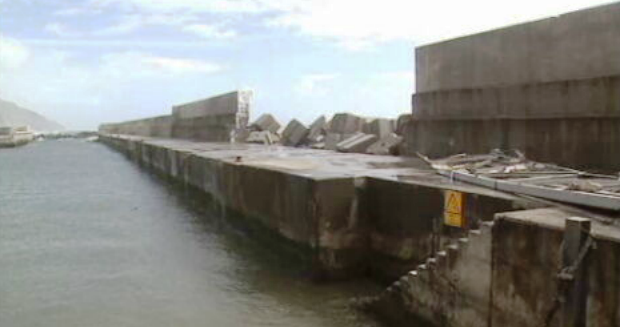 Danos no porto da Calheta