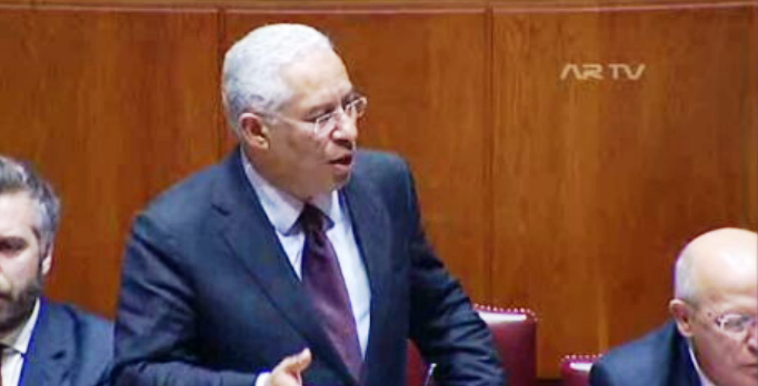 António Costa defende Mário Centeno