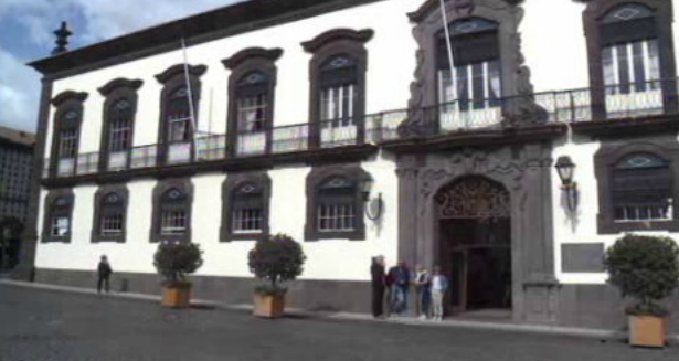 Autarcas a tempo inteiro