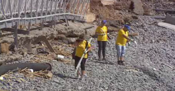 Limpeza de detritos na praia Formosa