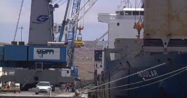 Operações portuárias no Caniçal