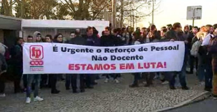 Protesto em escola de Mem Martins