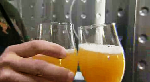Cerveja artesanal com laranja