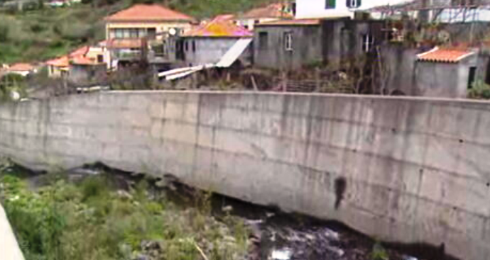 Degradação da muralha da ribeira de São Vicente