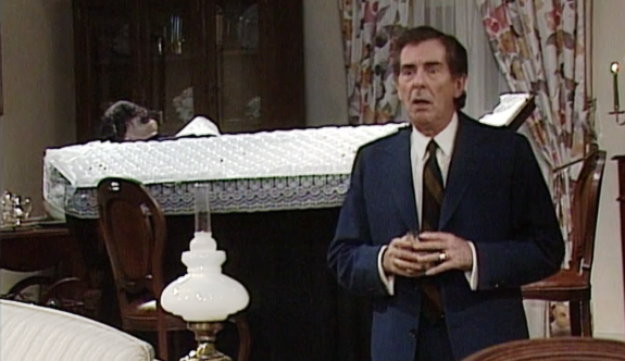 Morto, Pálido, Cabelos Compridos, e Bigode Preto