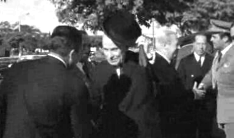 Visita de Américo Tomás ao Mercado de Abril