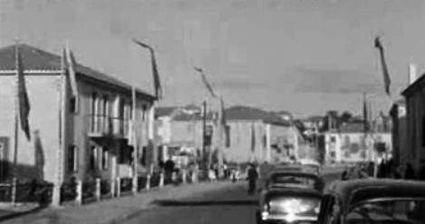 Visita de Américo Tomás a bairros sociais