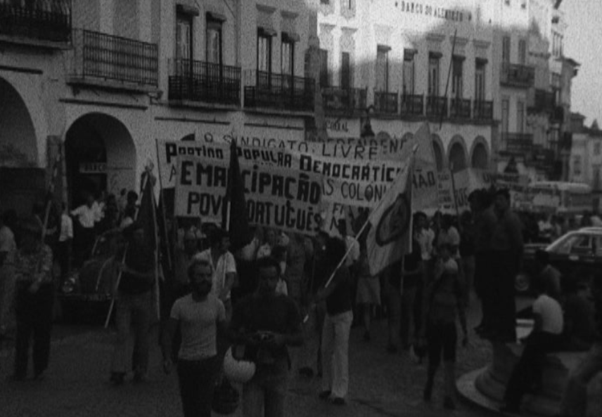 Manifestação de apoio ao MFA e contra o colonialismo