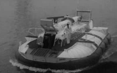 Ministro da Marinha em viagem de hovercraft